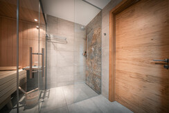 Badezimmer mit Regendusche