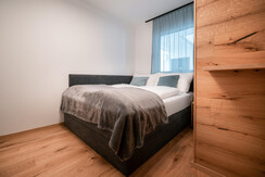 Zweites Schlafzimmer mit gemütlichem Boxspringbett