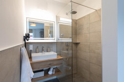 Modernes Badezimmer mit Dusche