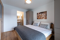 Zweites Schlafzimmer mit hochwertigen Doppelbett