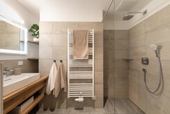Badezimmer mit Waschtisch und Regendusche
