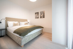 Zweites Schlafzimmer mit gemütlichem Boxspringbett