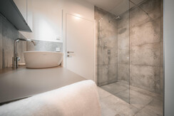 Badezimmer mit Regendusche