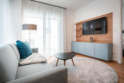 Gemütlicher Wohnraum mit Balkon Zugang