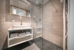 Zweites Badezimmer mit Regendusche