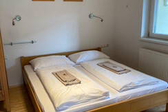 Schlafzimmer 1