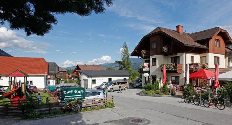 Dorf Café - Hausfoto Sommer