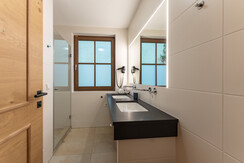 Badezimmer mit Dusche & Doppelwaschtisch