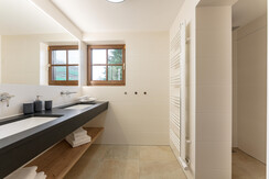 Badezimmer mit begehbarer Dusche