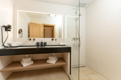 Badezimmer mit Dusche & Doppelwaschtisch