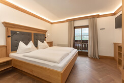 Schlafzimmer 1 mit Doppelbett & TV
