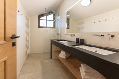 Badezimmer mit Dusche und Waschtisch