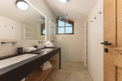 Badezimmer mit Dusche & Doppelwaschtisch