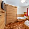 obrázek family room with shower or bath tube, WC