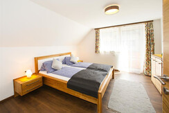 Schlafzimmer 1