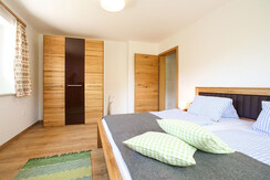 Schlafzimmer 1 (2)