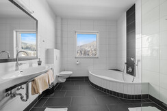 Badezimmer 1 mit Badewanne