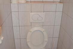 separates WC