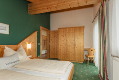 App. Green bedroom