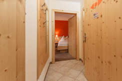 App. Orange anteroom