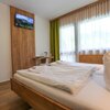 obrázek room with 4 beds with shower