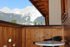 Balkon mit Dachsteinblick