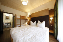 Schlafzimmer und Bad