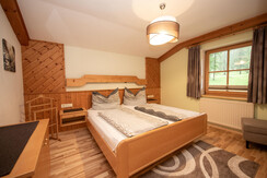 Schlafzimmer mit Doppelbett