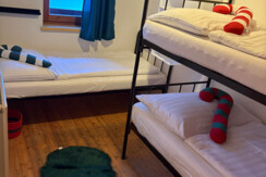 Schlafzimmer mit Doppelbett und Einzelbett