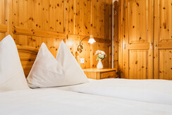 Zirbenwohnung Schlafzimmer 1
