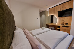 (c) Hotel Matschner