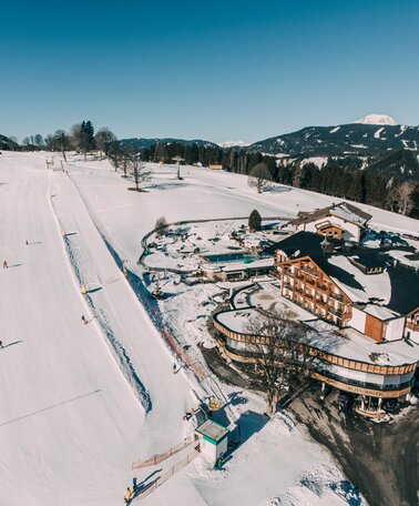 Hotel liegt direkt an der Skipiste.