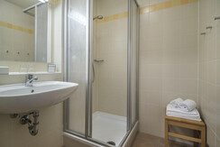 jufa-hotel-schladming-zimmer-ff5-bad-1440x1013