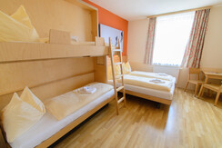 betten-familienzimmer-jufa-schladming-zimmer-large
