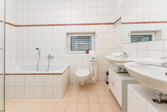 Top 2 Badezimmer 1 mit Badewanne