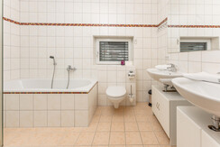 Top 2 Badezimmer1 mit Wanne und Doppelwaschtisch