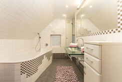 Badezimmer mit Dusche & Badewanne - Nickel