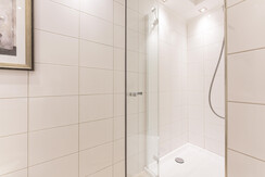 Dusche im Badezimmer