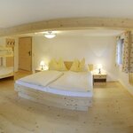 Photo of 4-bed room, shower, toilet