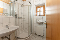 Badezimmer mit Dusche