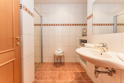 Lilie - Bathroom 1 shower