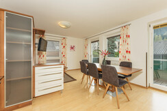 Top 6 - generous dining area