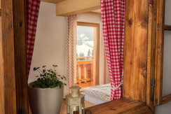 _DSC3028_Zierfenster ins Zimmer