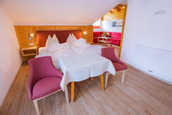 Familienzimmer mit Doppelbett