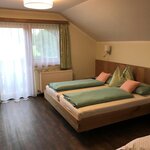 Foto van room with 4 beds with shower, WC