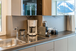 Küche mit Espresso und Filterkaffeemaschine