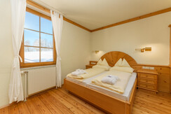 Schlafzimmer mit Doppelbett