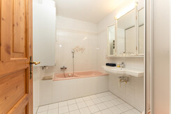 Badezimmer mit Badewanne