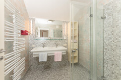 Badezimmer mit Dusche