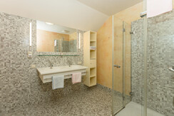 Badezimmer mit Dusche